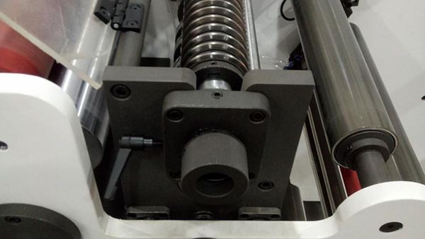 Dispositivo calibrado de ajuste de la báscula y las cuchillas en el rodillo auxiliar de la estación de corte